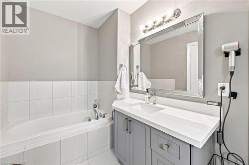 41 Aquasanta Crescent, Hamilton, ON - Indoor Photo Showing Bathroom