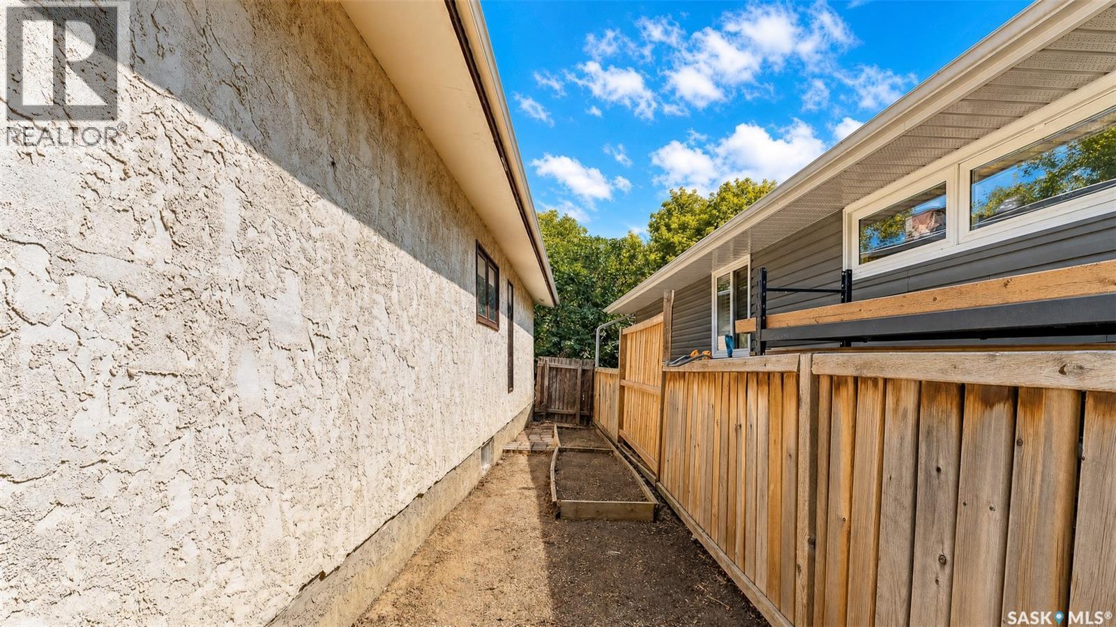 6142 7Th Avenue N, Regina, SK - Outdoor