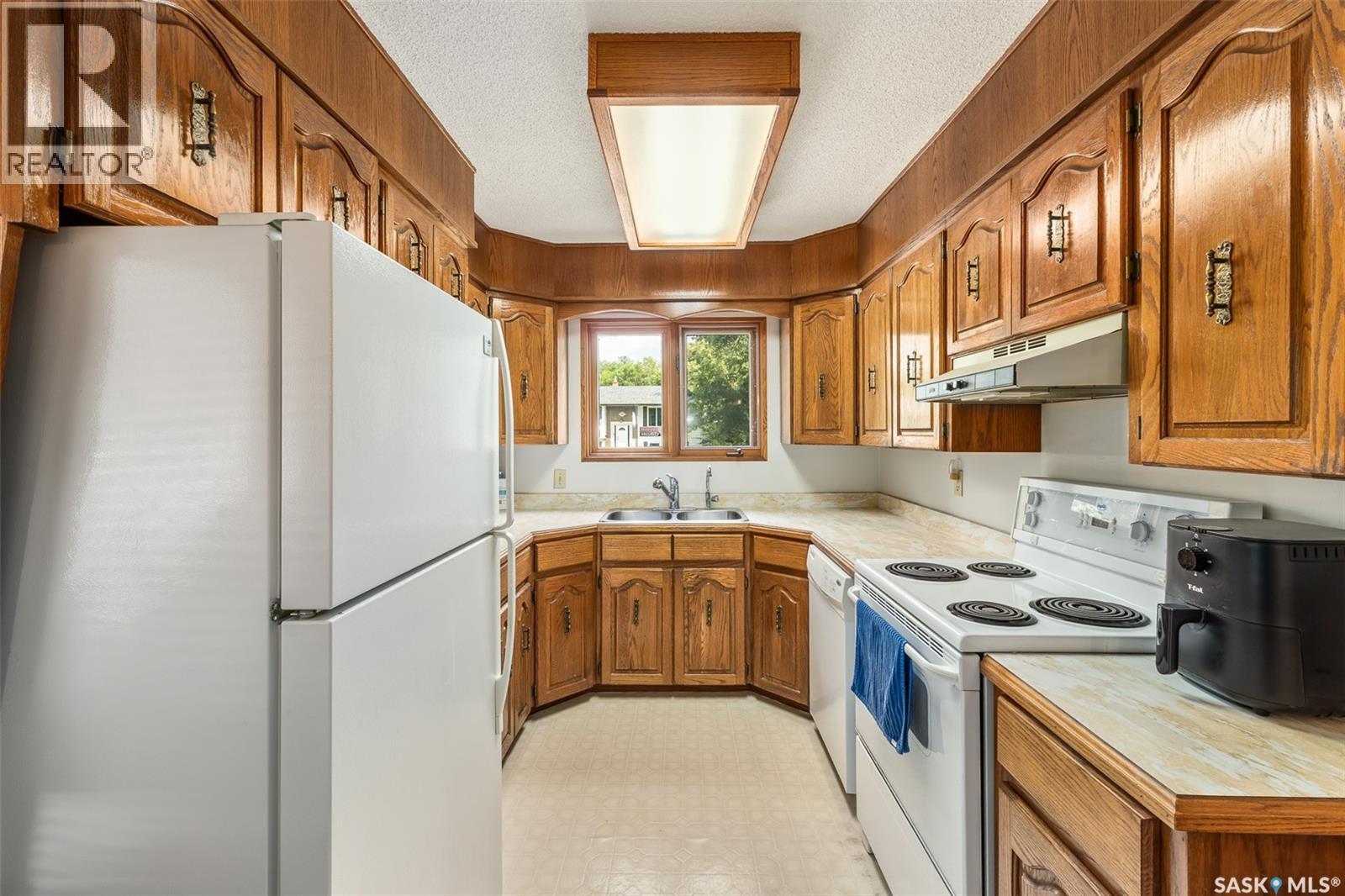 6142 7Th Avenue N, Regina, SK - Indoor Photo Showing Kitchen With Double Sink