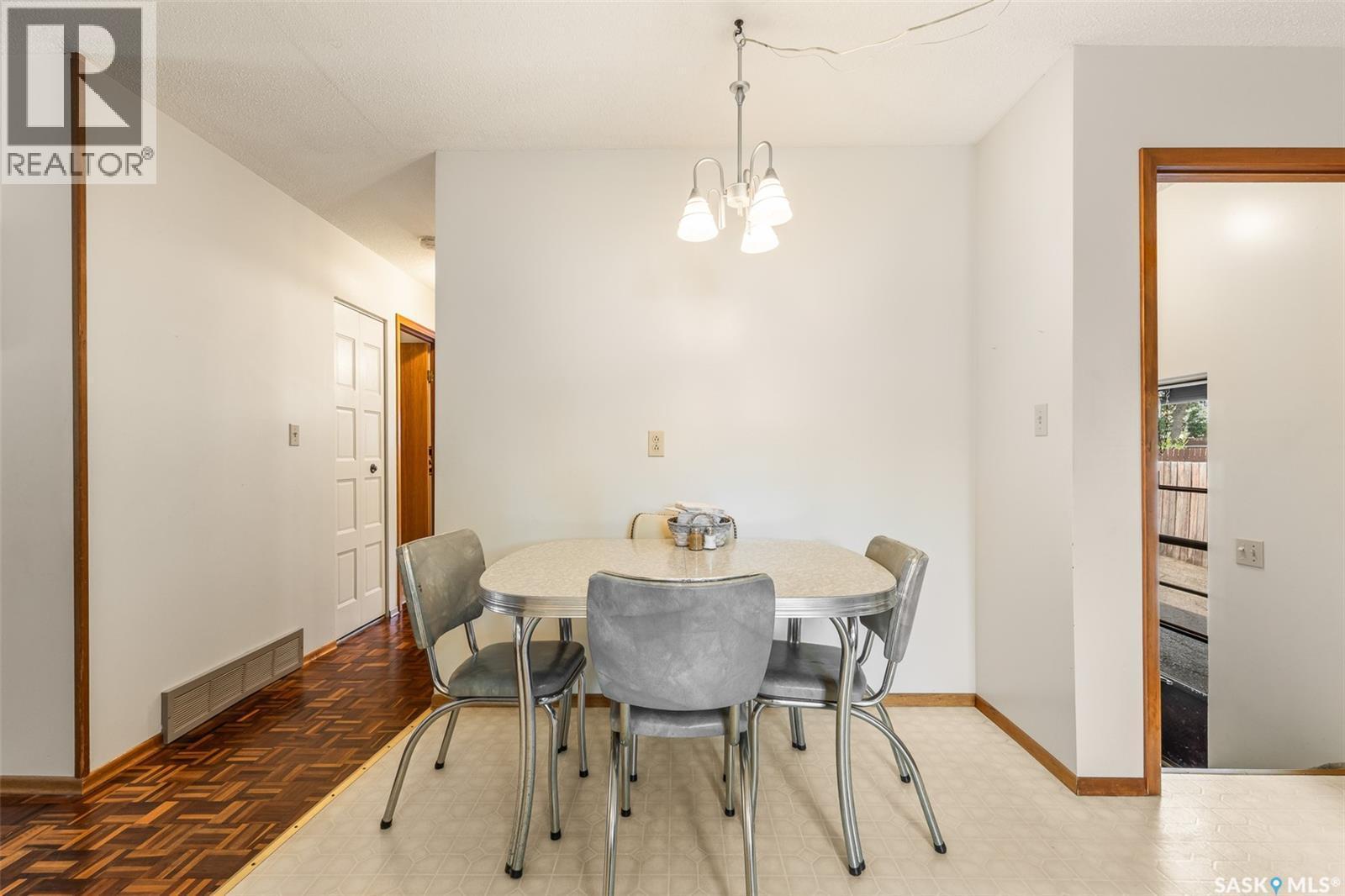 6142 7Th Avenue N, Regina, SK - Indoor Photo Showing Dining Room