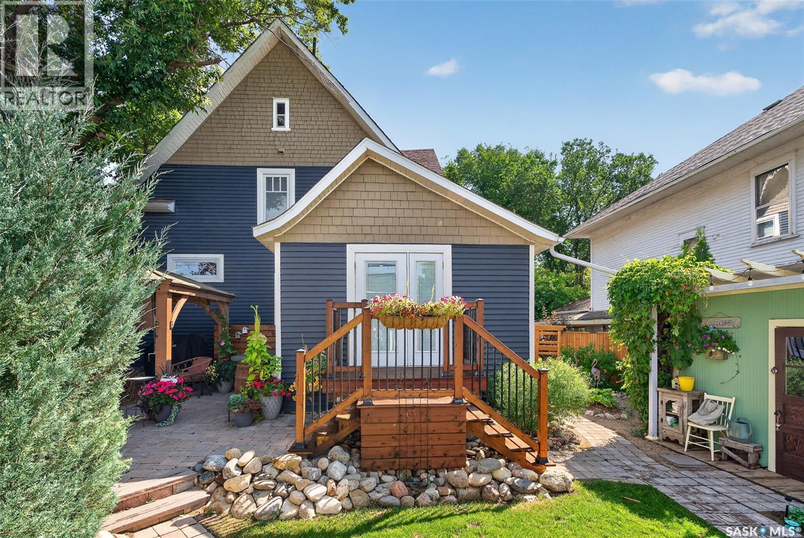 1046 Clifton Avenue, Moose Jaw, SK - Outdoor With Deck Patio Veranda With Exterior
