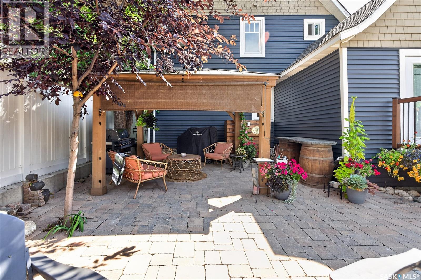 1046 Clifton Avenue, Moose Jaw, SK - Outdoor With Deck Patio Veranda