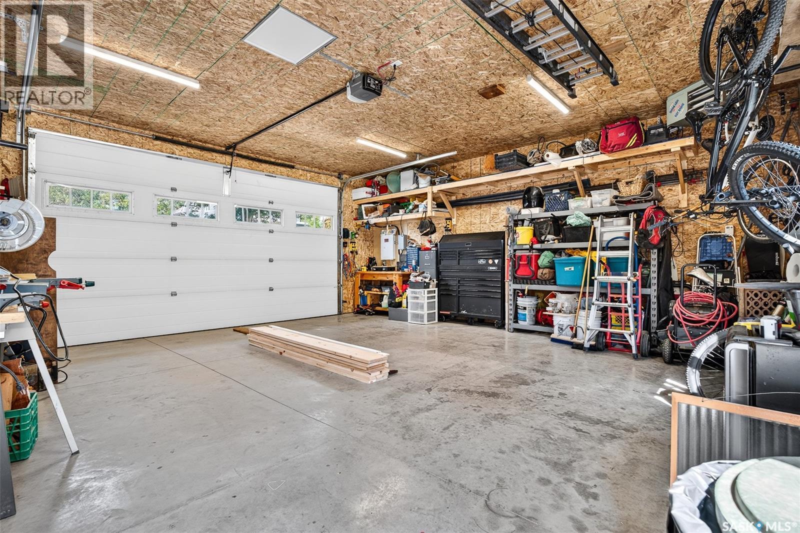 1046 Clifton Avenue, Moose Jaw, SK - Indoor Photo Showing Garage