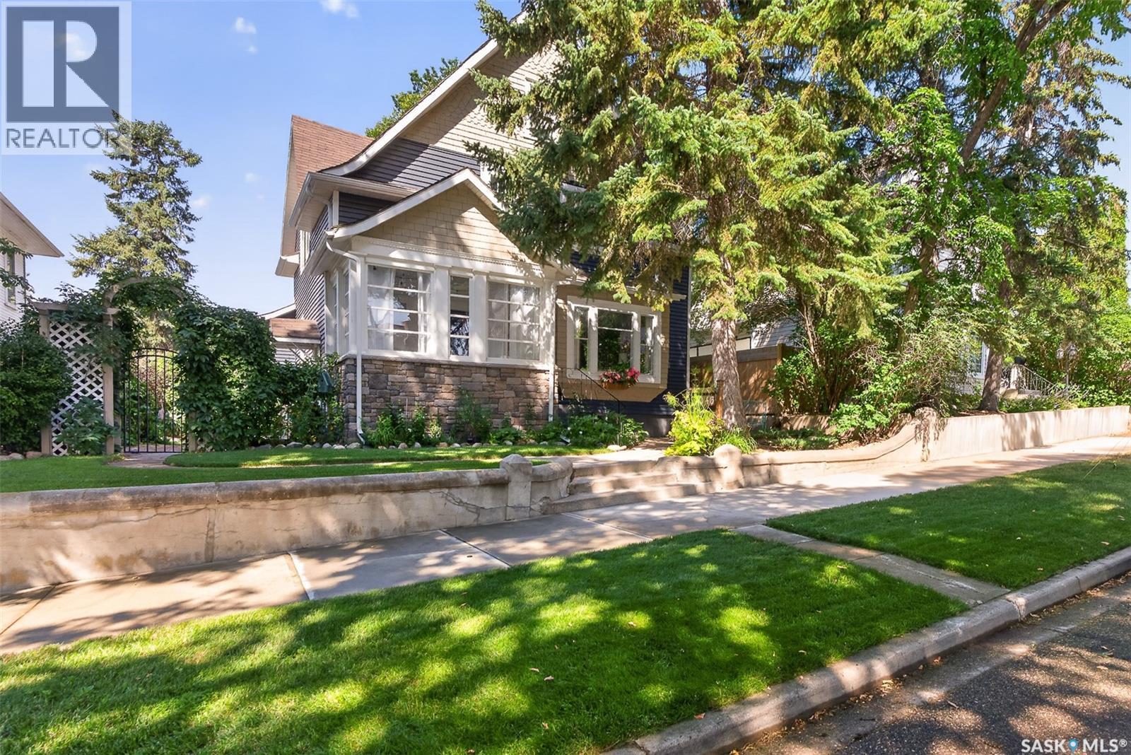 1046 Clifton Avenue, Moose Jaw, SK - Outdoor