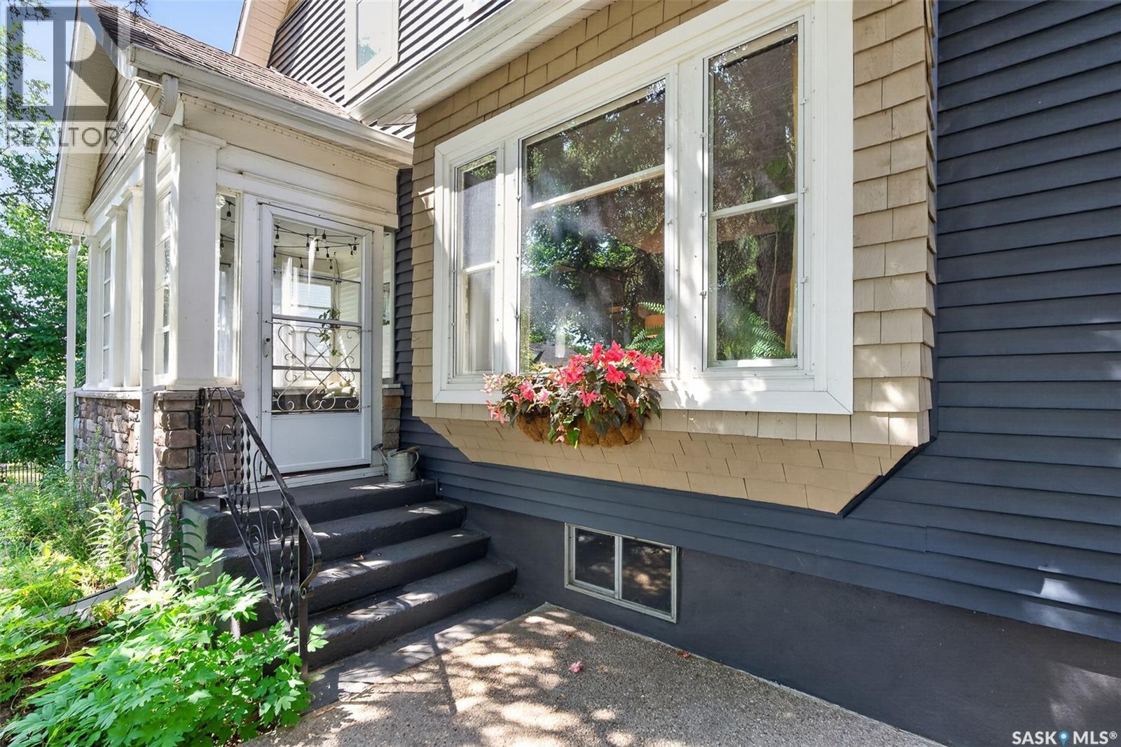 1046 Clifton Avenue, Moose Jaw, SK - Outdoor