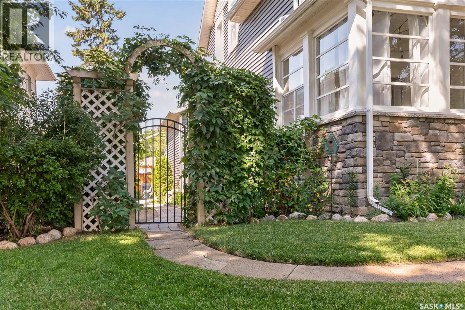 1046 Clifton Avenue, Moose Jaw, SK - Outdoor
