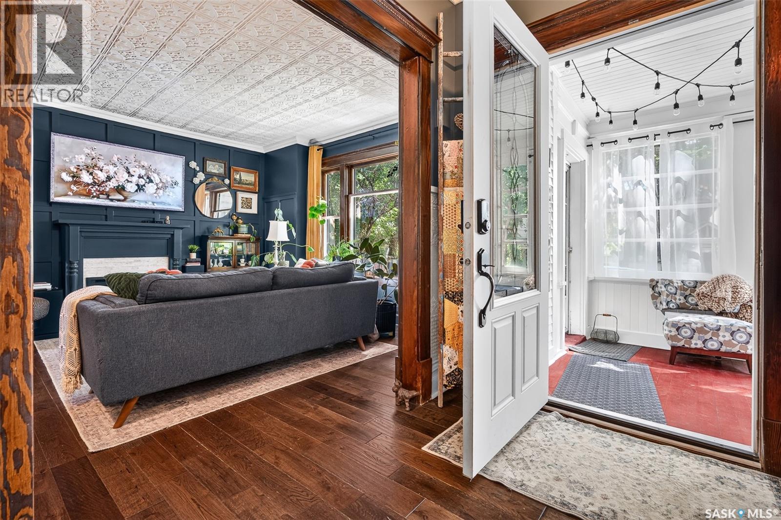 1046 Clifton Avenue, Moose Jaw, SK - Indoor With Fireplace