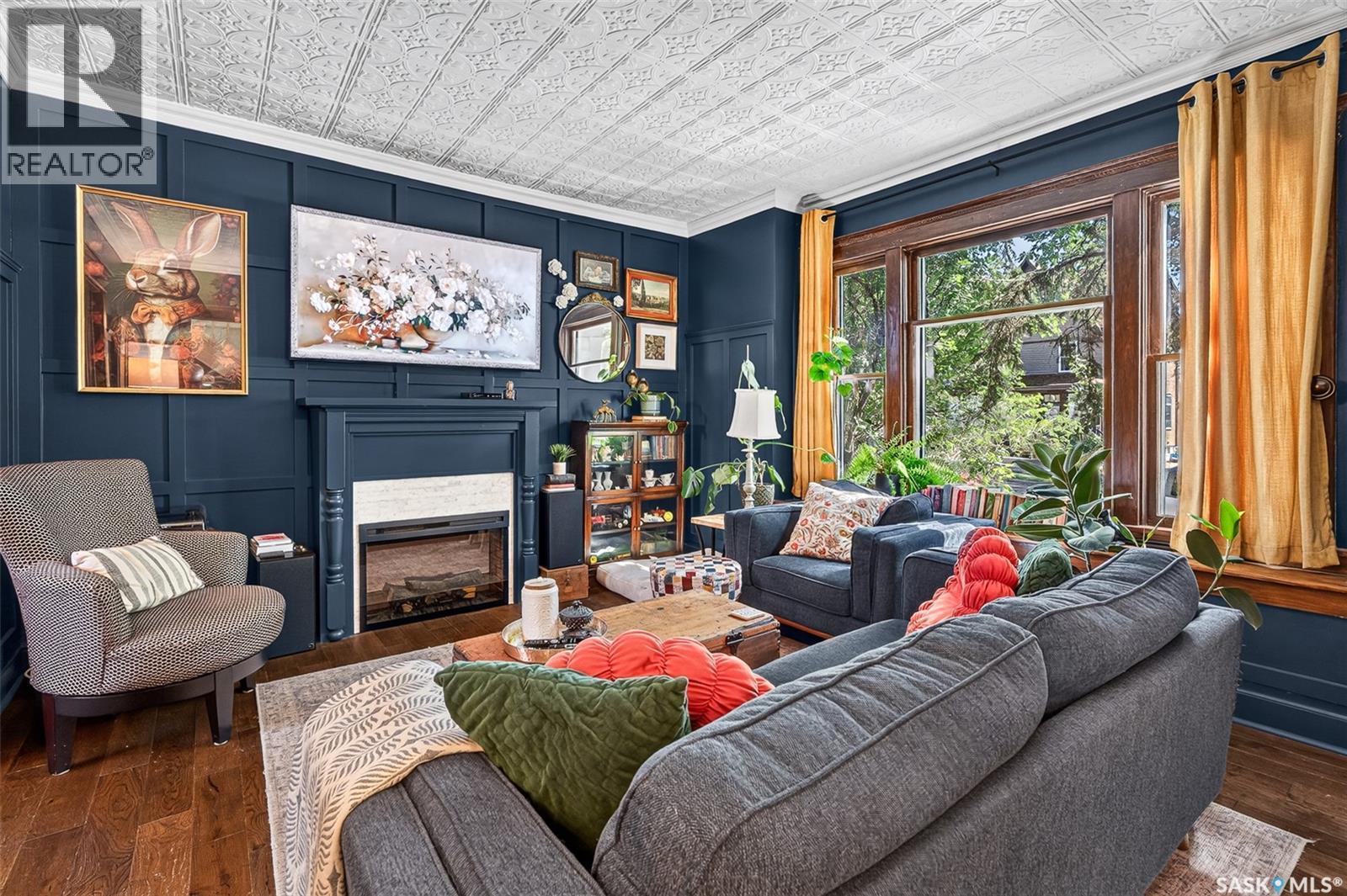 1046 Clifton Avenue, Moose Jaw, SK - Indoor Photo Showing Living Room With Fireplace