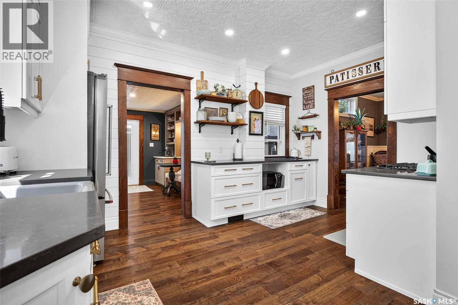 1046 Clifton Avenue, Moose Jaw, SK - Indoor Photo Showing Kitchen