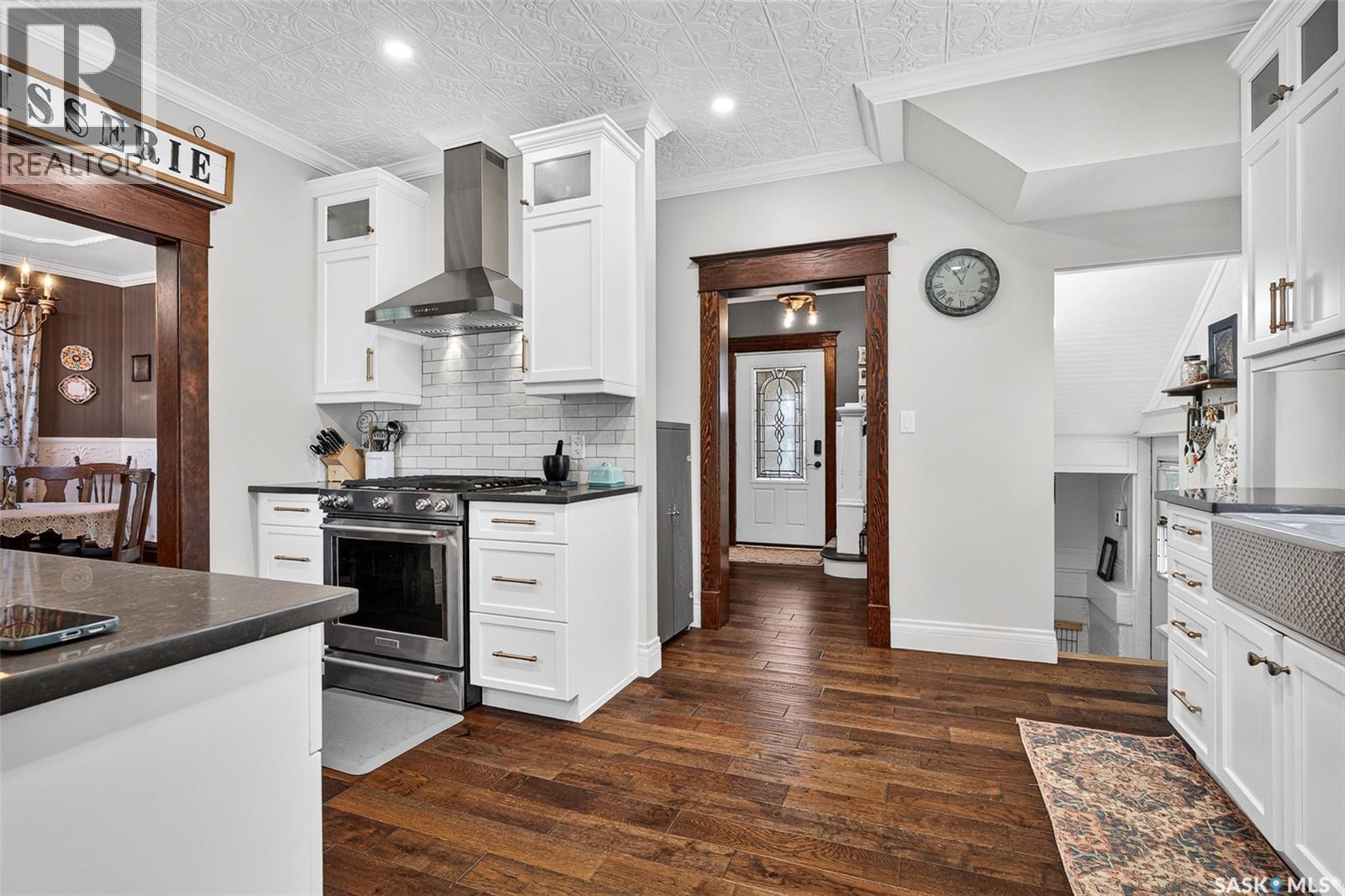 1046 Clifton Avenue, Moose Jaw, SK - Indoor Photo Showing Kitchen With Upgraded Kitchen