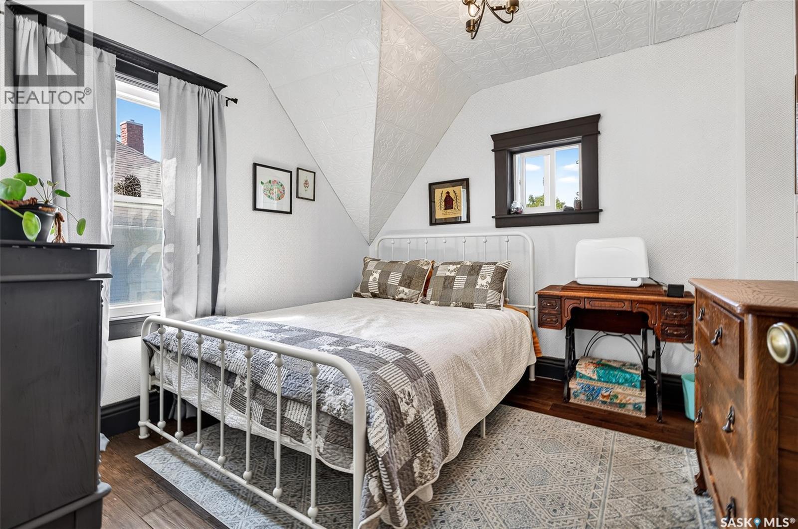 1046 Clifton Avenue, Moose Jaw, SK - Indoor Photo Showing Bedroom