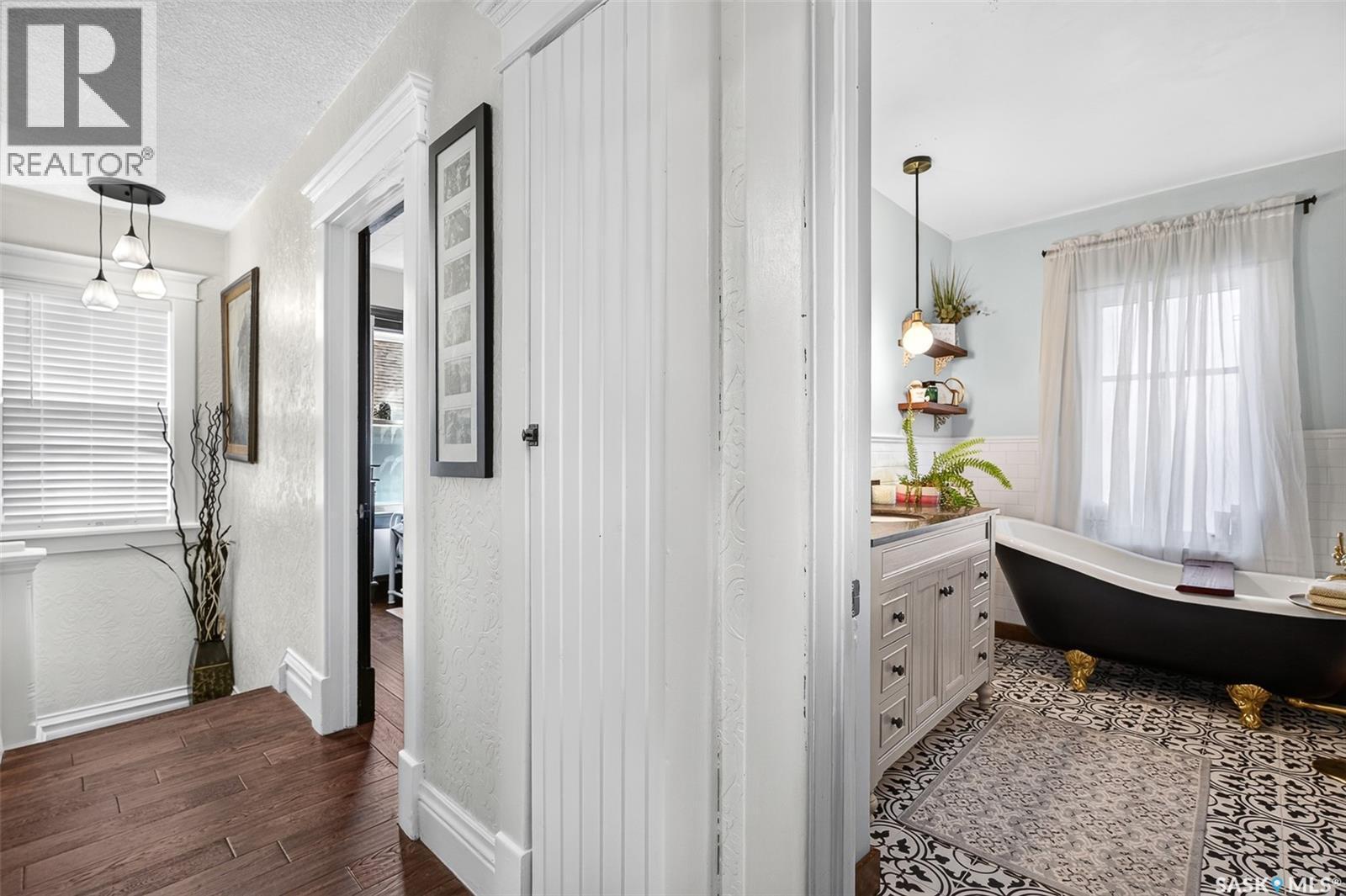 1046 Clifton Avenue, Moose Jaw, SK - Indoor Photo Showing Other Room