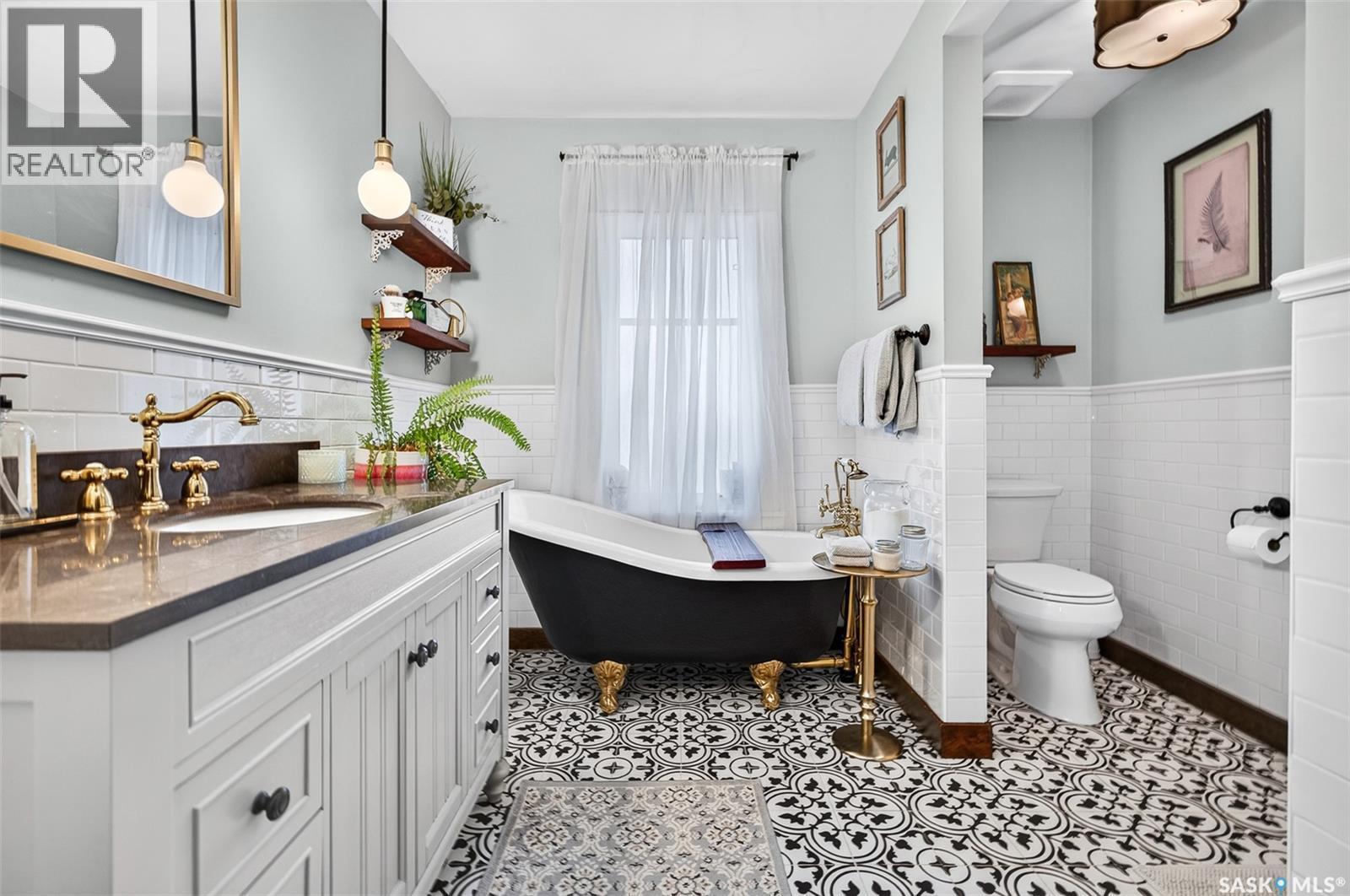 1046 Clifton Avenue, Moose Jaw, SK - Indoor Photo Showing Bathroom