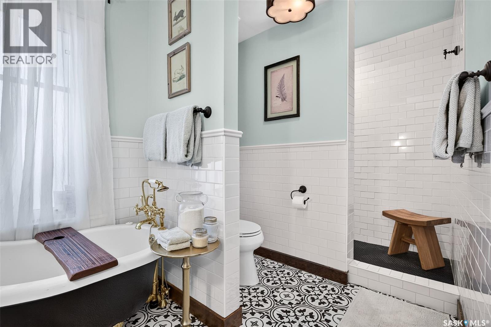 1046 Clifton Avenue, Moose Jaw, SK - Indoor Photo Showing Bathroom