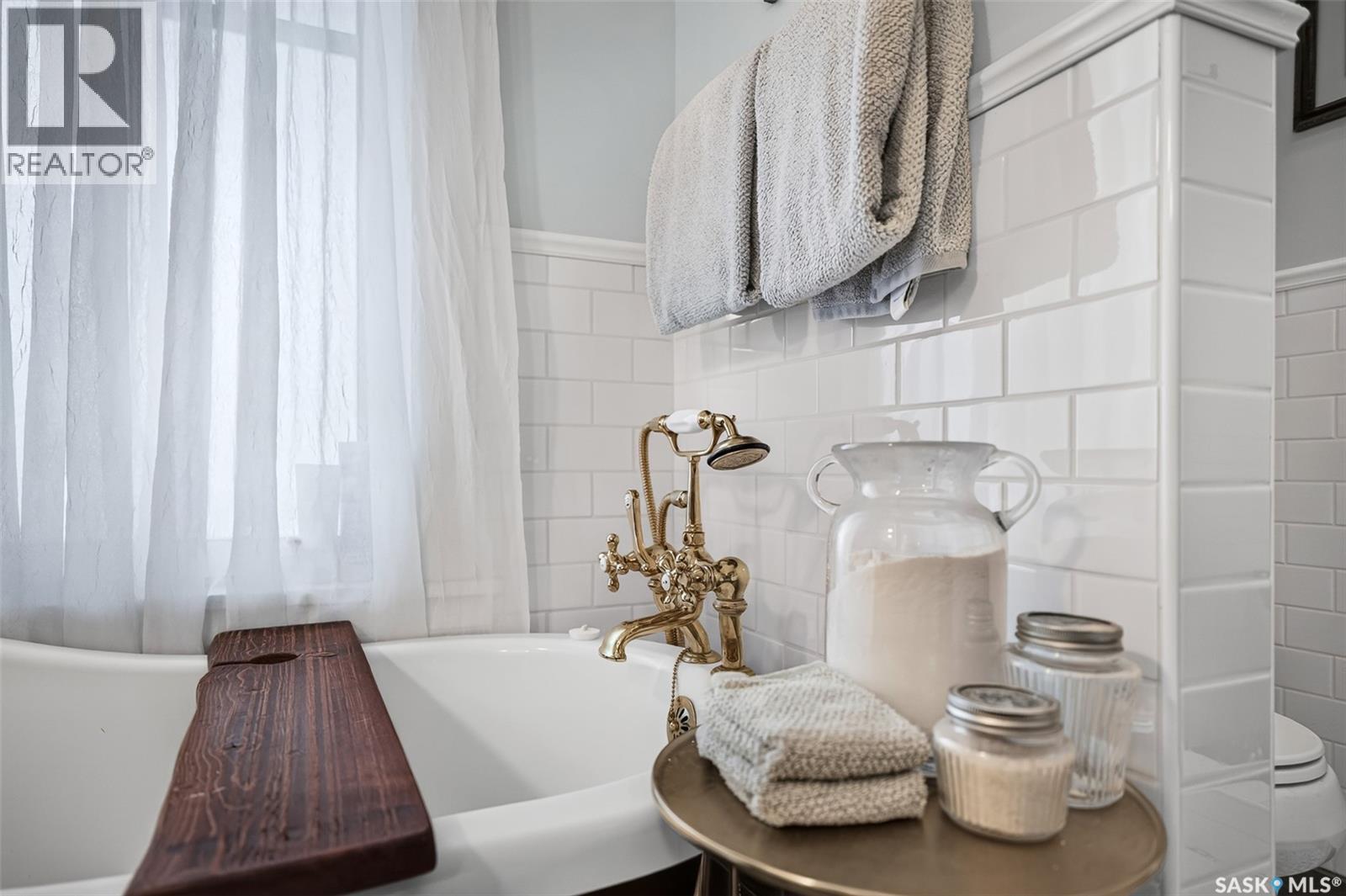 1046 Clifton Avenue, Moose Jaw, SK - Indoor Photo Showing Bathroom