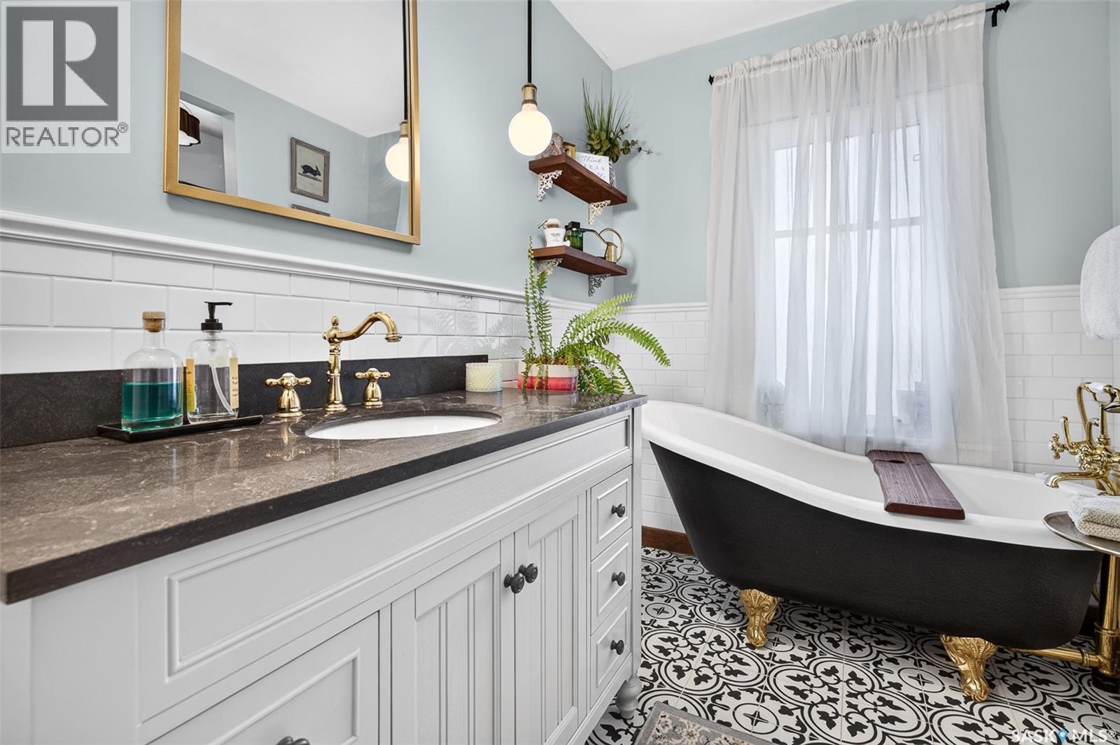 1046 Clifton Avenue, Moose Jaw, SK - Indoor Photo Showing Bathroom