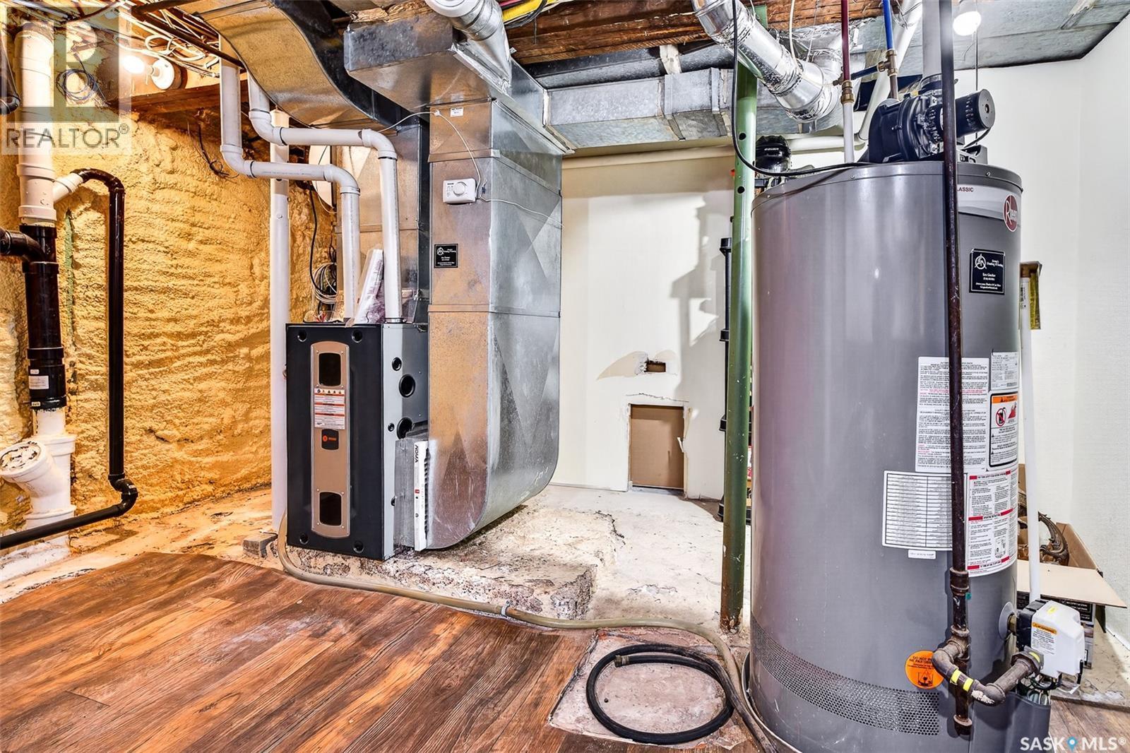 1046 Clifton Avenue, Moose Jaw, SK - Indoor Photo Showing Basement