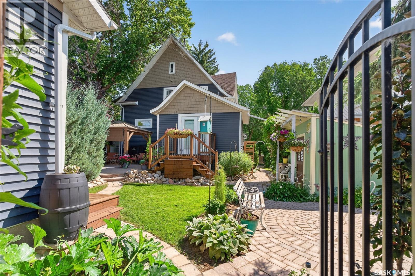 1046 Clifton Avenue, Moose Jaw, SK - Outdoor With Deck Patio Veranda