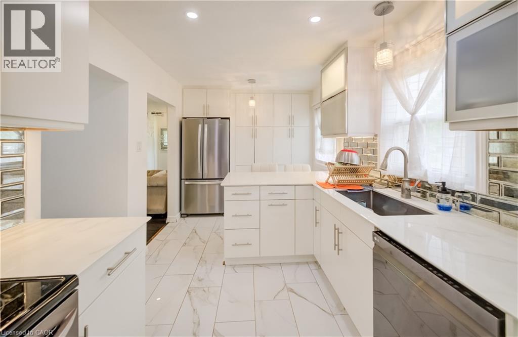 152 Clark Avenue, Kitchener, ON - Indoor Photo Showing Kitchen With Upgraded Kitchen