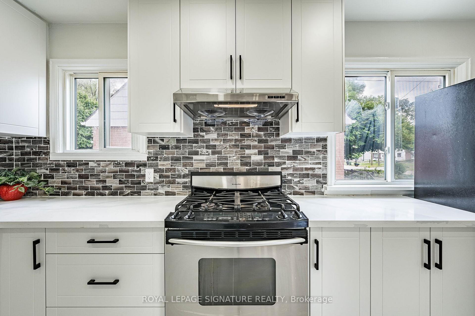 7 Putney Road, Toronto, ON - Indoor Photo Showing Kitchen With Upgraded Kitchen