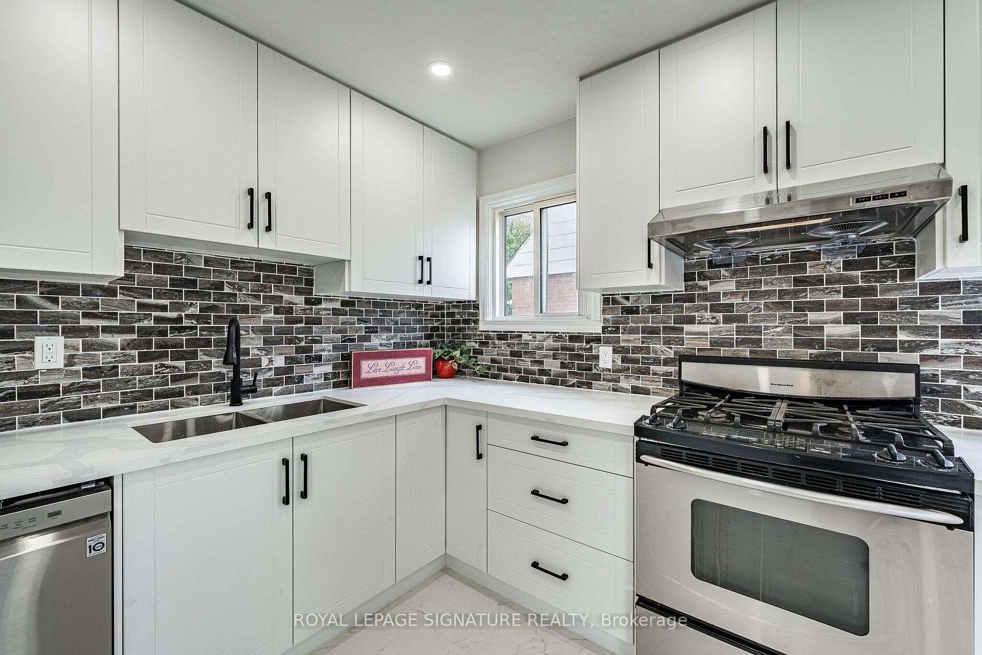 7 Putney Road, Toronto, ON - Indoor Photo Showing Kitchen With Double Sink With Upgraded Kitchen
