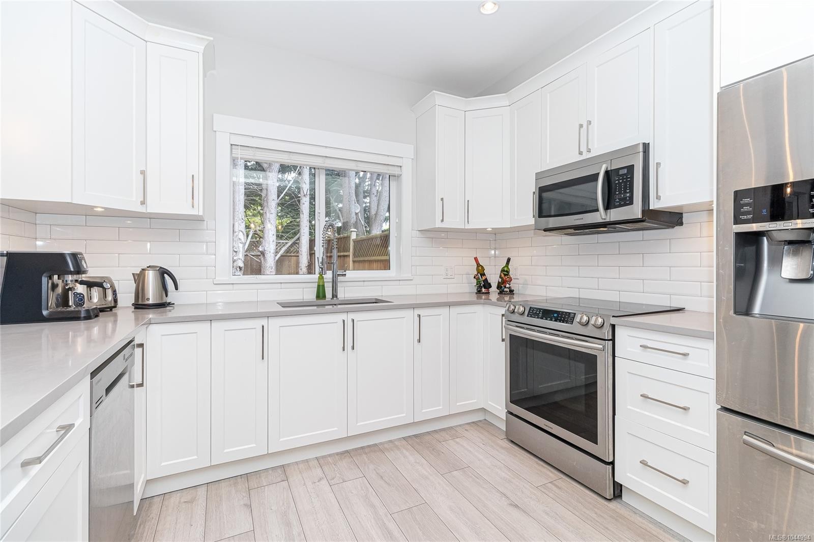 #B-1973 Caldwell Rd, Sooke, BC - Indoor Photo Showing Kitchen With Upgraded Kitchen