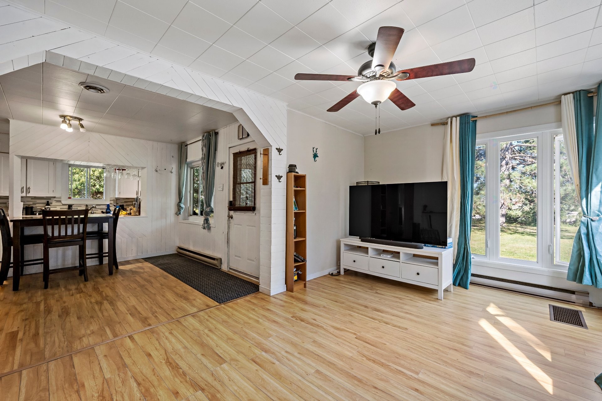 Living Room - 236 Ch. De L'Aéroport, La Macaza, QC - Indoor