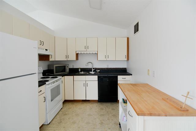 15 Middle Dr, Winnipeg Beach, MB - Indoor Photo Showing Kitchen