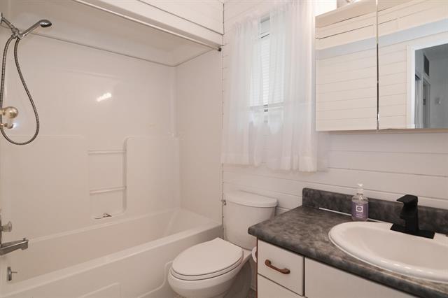 15 Middle Dr, Winnipeg Beach, MB - Indoor Photo Showing Bathroom