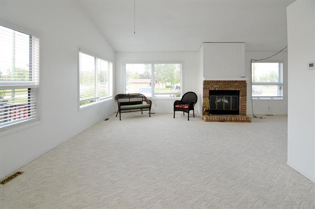15 Middle Dr, Winnipeg Beach, MB - Indoor With Fireplace