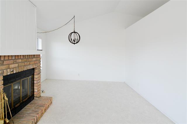 15 Middle Dr, Winnipeg Beach, MB - Indoor With Fireplace