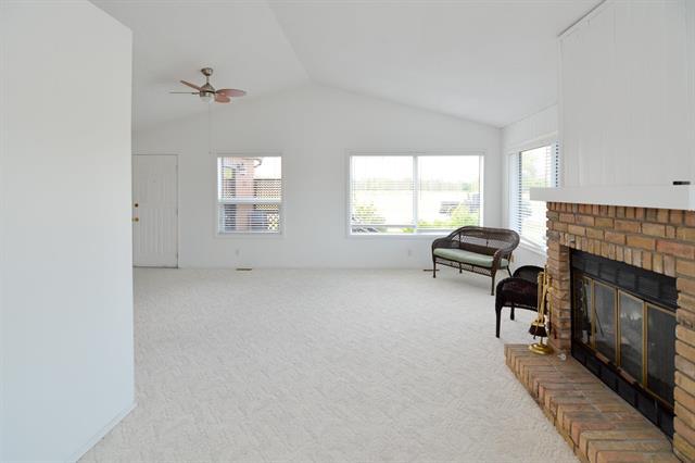 15 Middle Dr, Winnipeg Beach, MB - Indoor With Fireplace