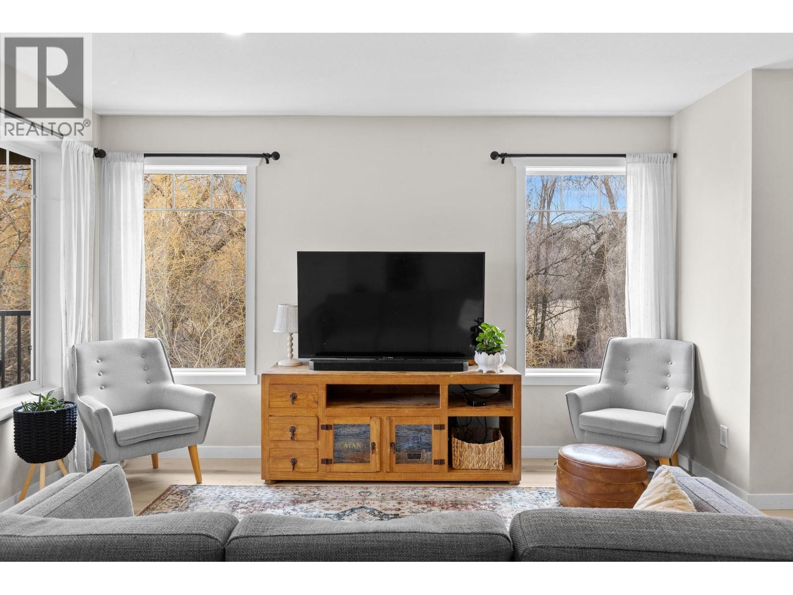 1355 Findlay Road Unit# 133, Kelowna, BC - Indoor Photo Showing Living Room