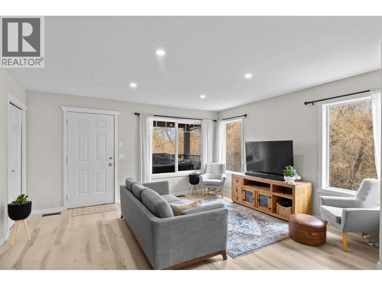 1355 Findlay Road Unit# 133, Kelowna, BC - Indoor Photo Showing Living Room