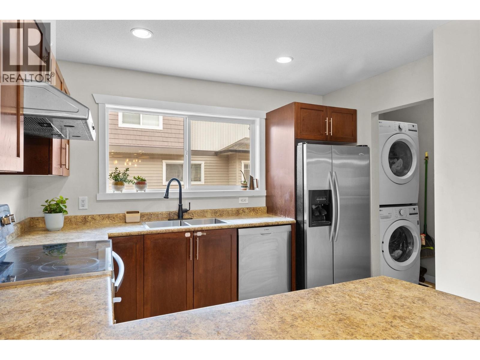 1355 Findlay Road Unit# 133, Kelowna, BC - Indoor Photo Showing Kitchen With Double Sink