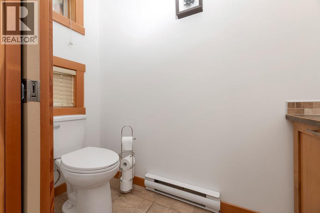 906 6Th Avenue Unit# 1, Invermere, BC - Indoor Photo Showing Bathroom