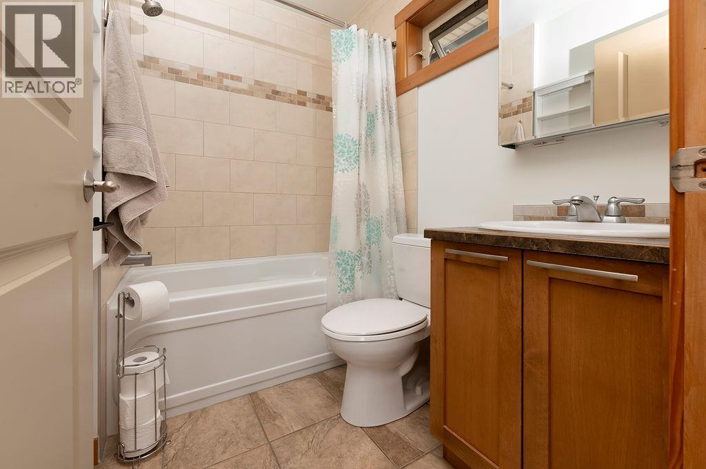 906 6Th Avenue Unit# 1, Invermere, BC - Indoor Photo Showing Bathroom