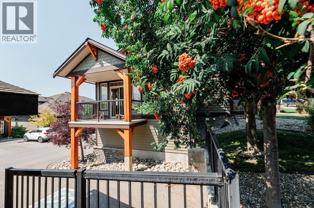 906 6Th Avenue Unit# 1, Invermere, BC - Outdoor