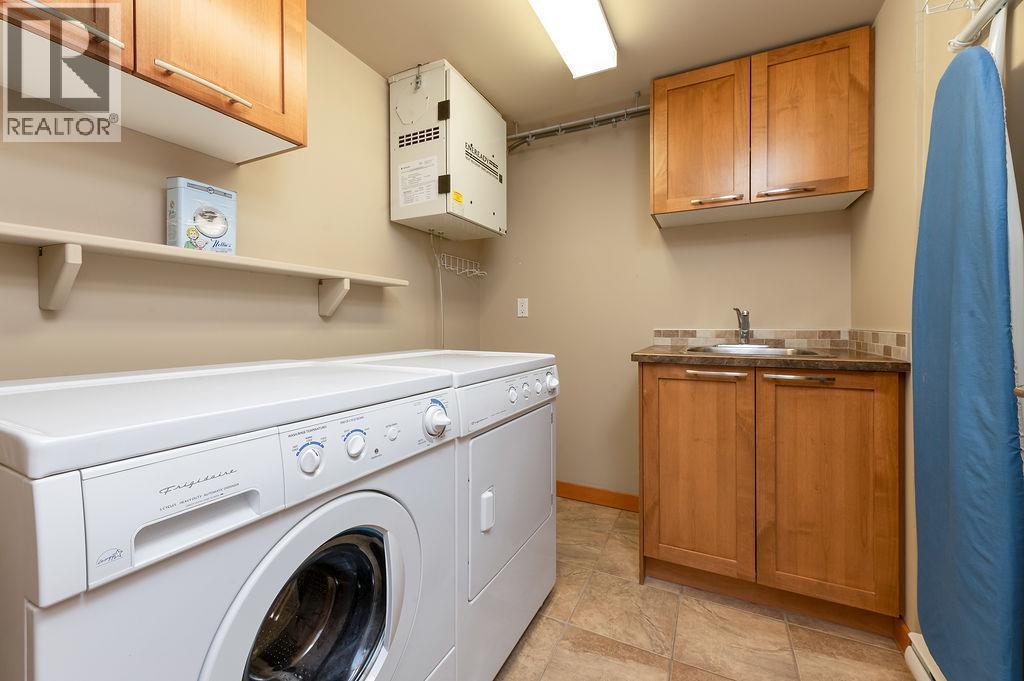 906 6Th Avenue Unit# 1, Invermere, BC - Indoor Photo Showing Laundry Room