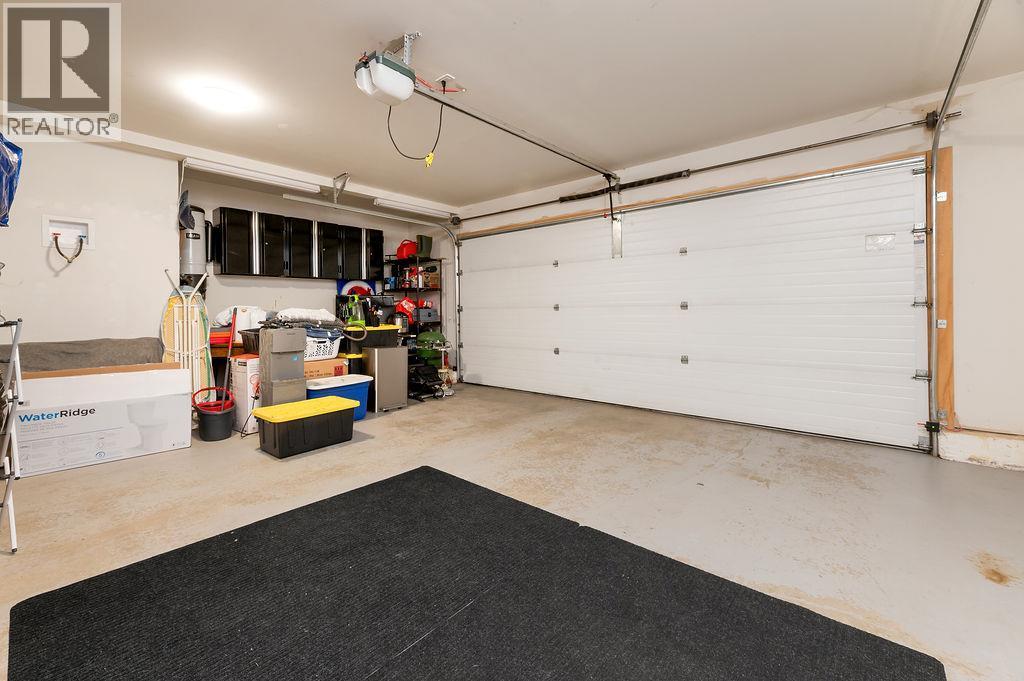 906 6Th Avenue Unit# 1, Invermere, BC - Indoor Photo Showing Garage