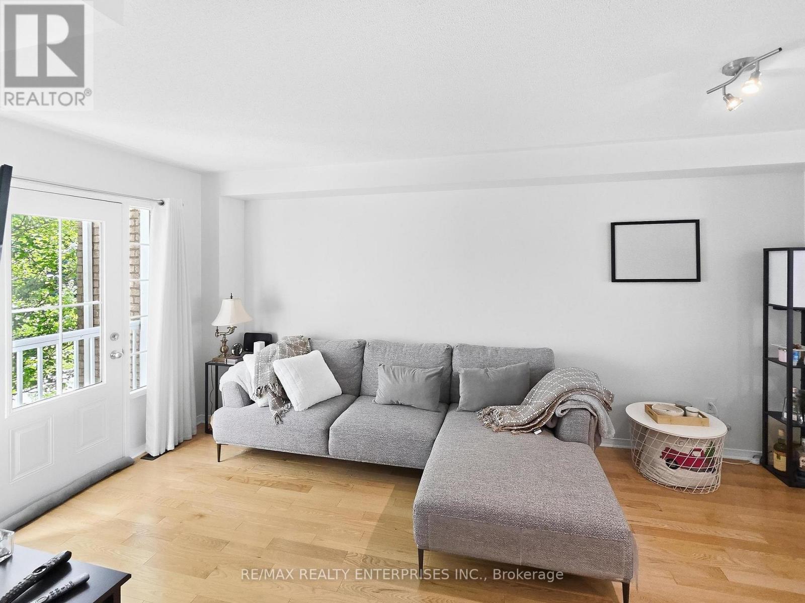 112 Harbourside Drive, Whitby, ON - Indoor Photo Showing Living Room