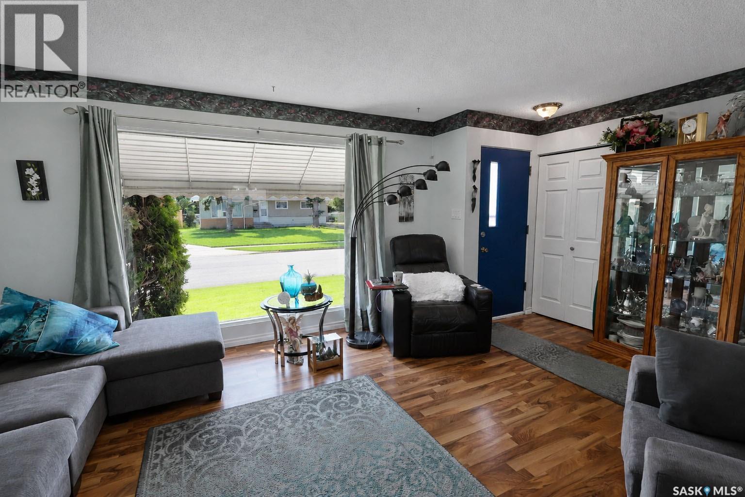 340 28Th Street E, Prince Albert, SK - Indoor Photo Showing Living Room