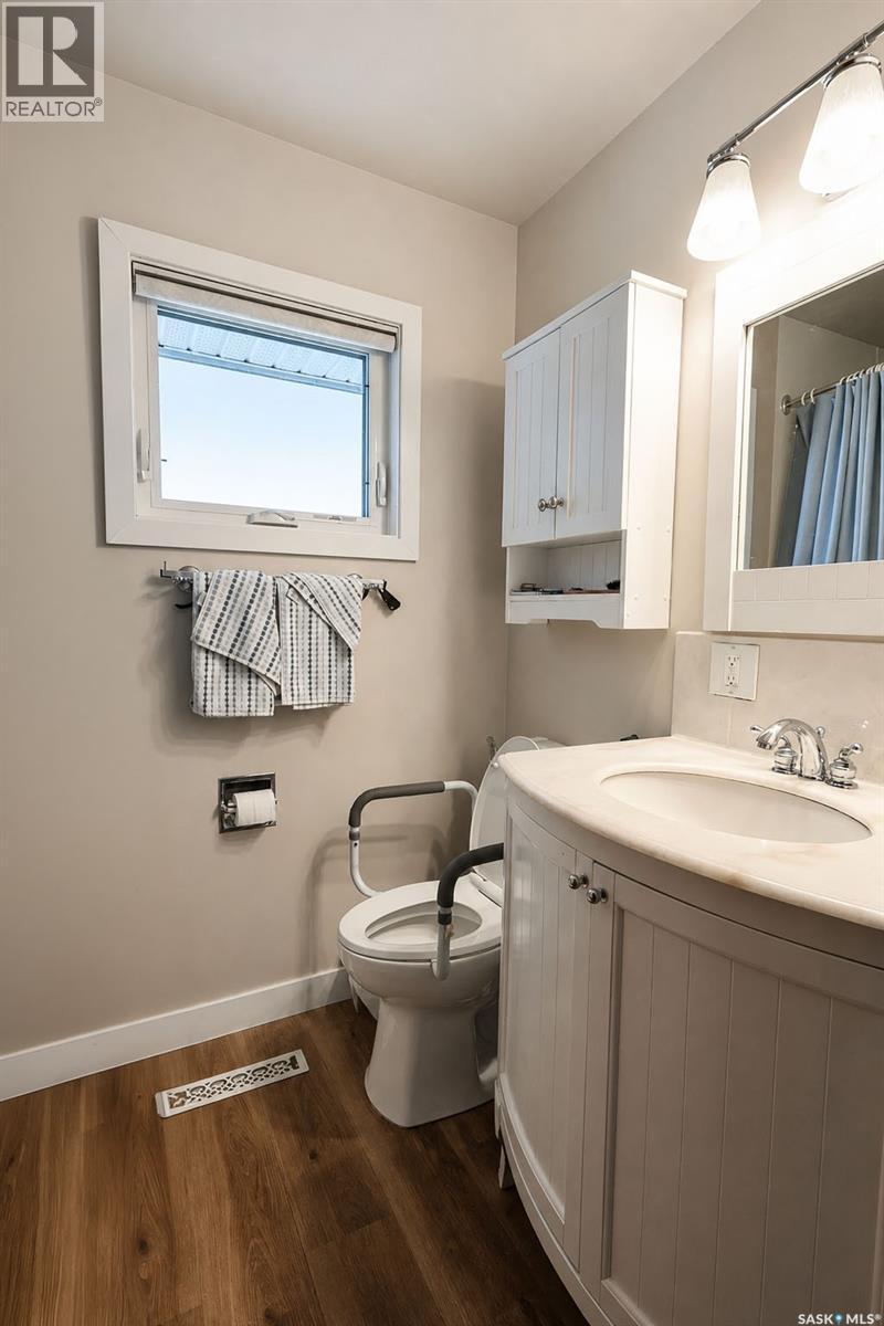 340 28Th Street E, Prince Albert, SK - Indoor Photo Showing Bathroom