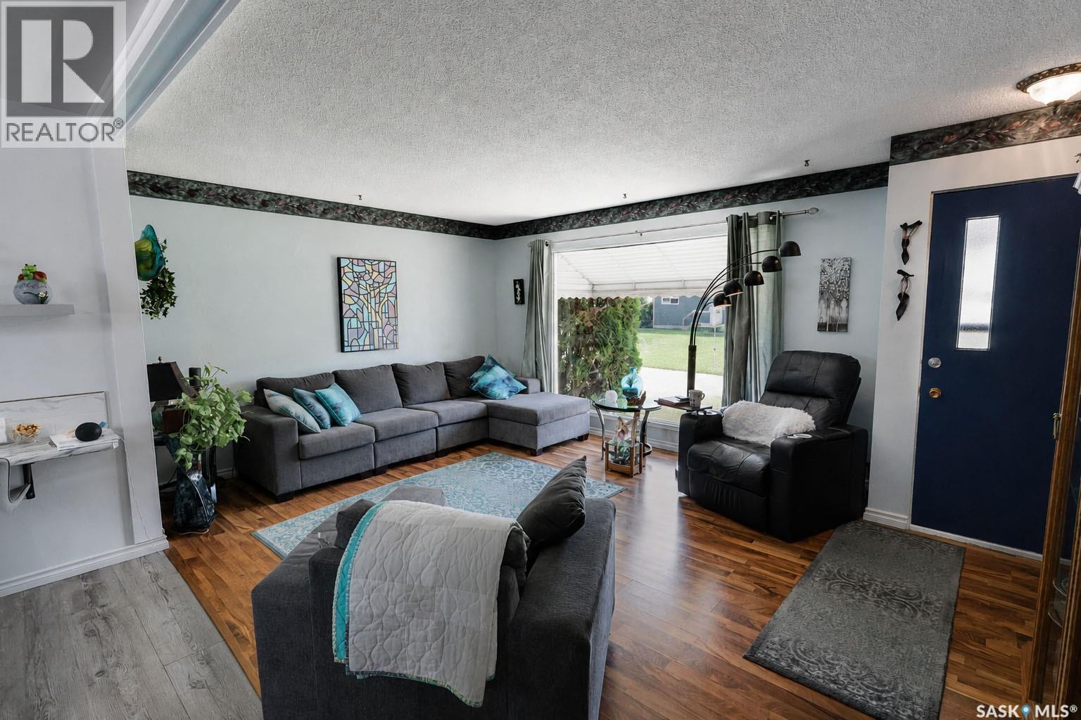 340 28Th Street E, Prince Albert, SK - Indoor Photo Showing Living Room