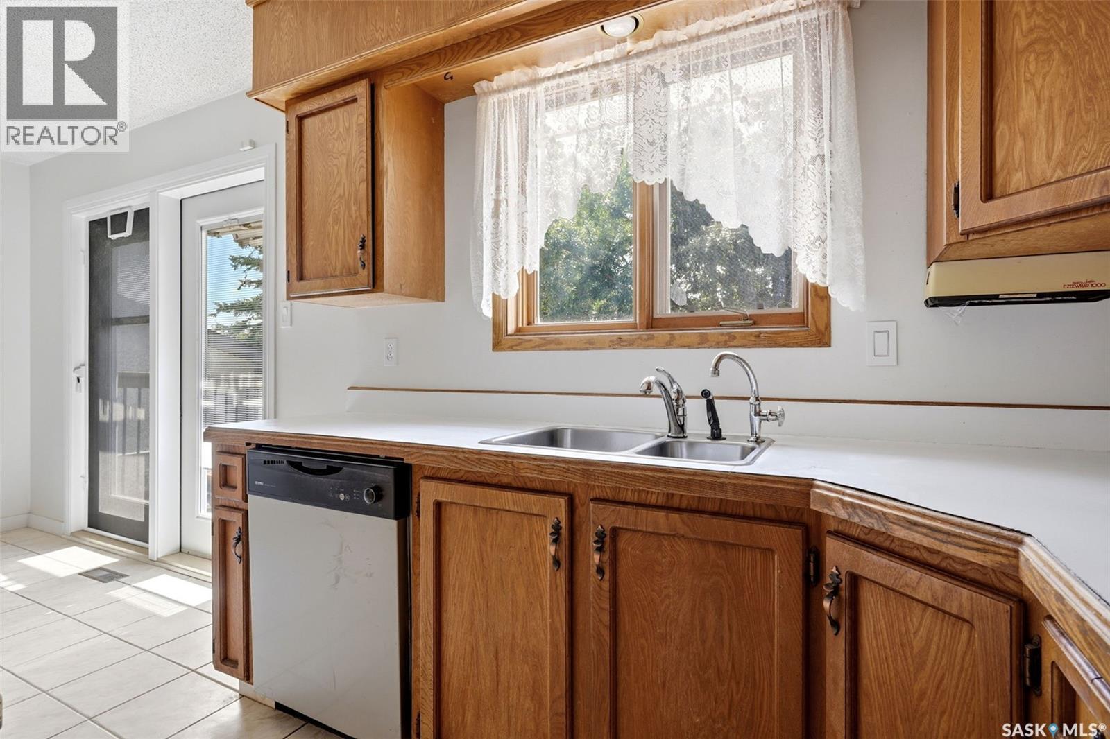 1250 Mcneill Crescent, Regina, SK - Indoor Photo Showing Kitchen With Double Sink