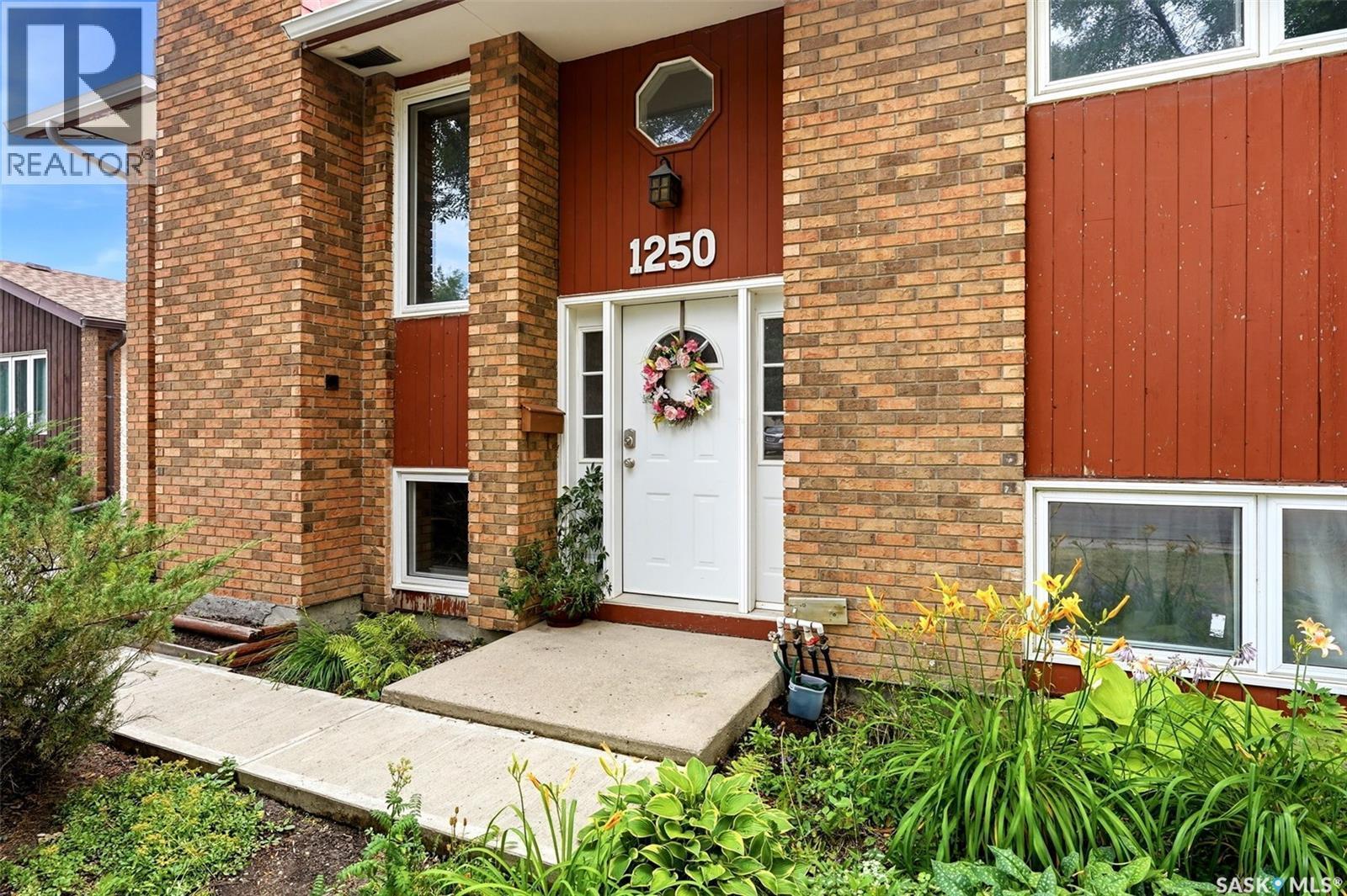 1250 Mcneill Crescent, Regina, SK - Outdoor With Exterior