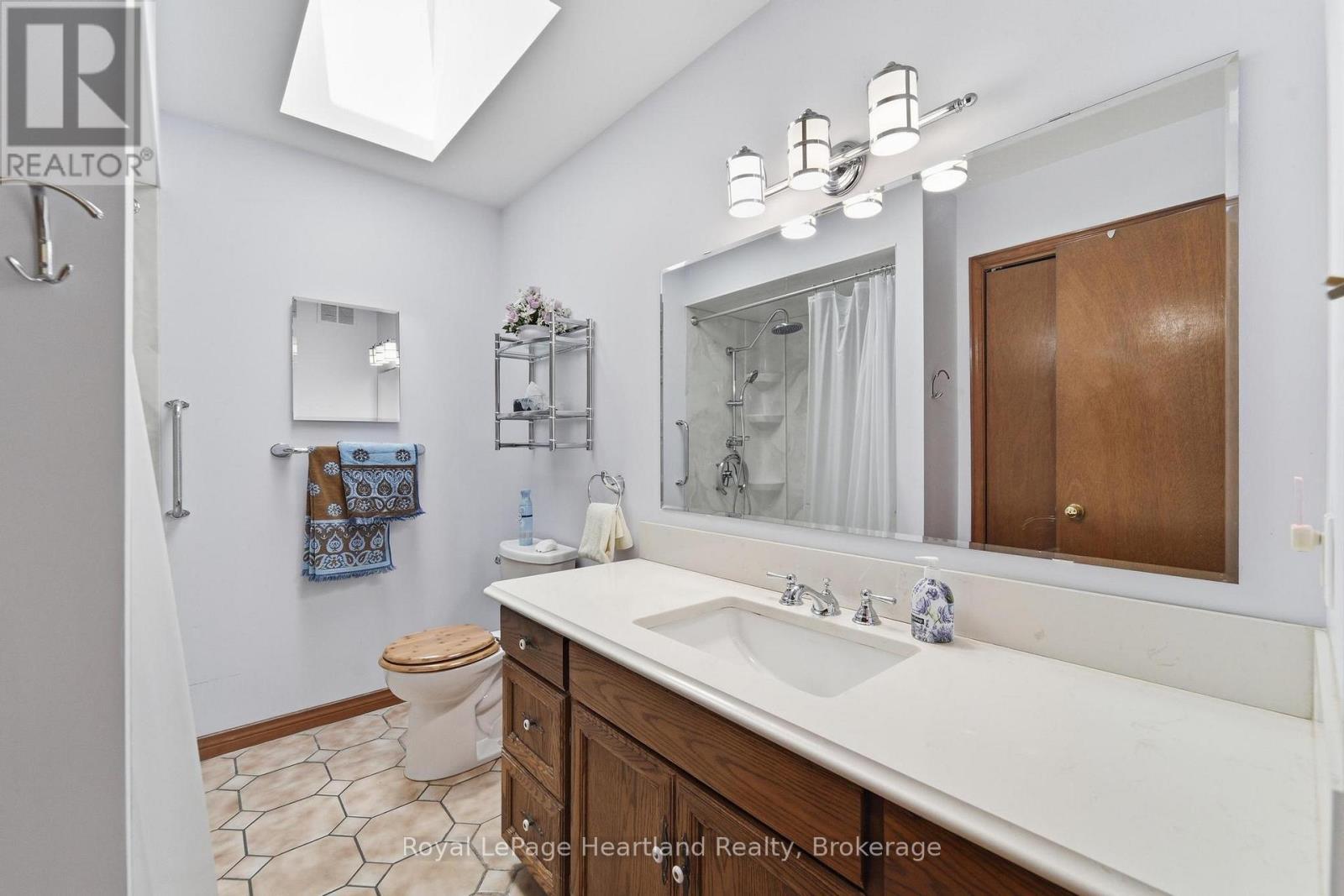 24 Leonard Drive, Goderich (Goderich (Town)), ON - Indoor Photo Showing Bathroom