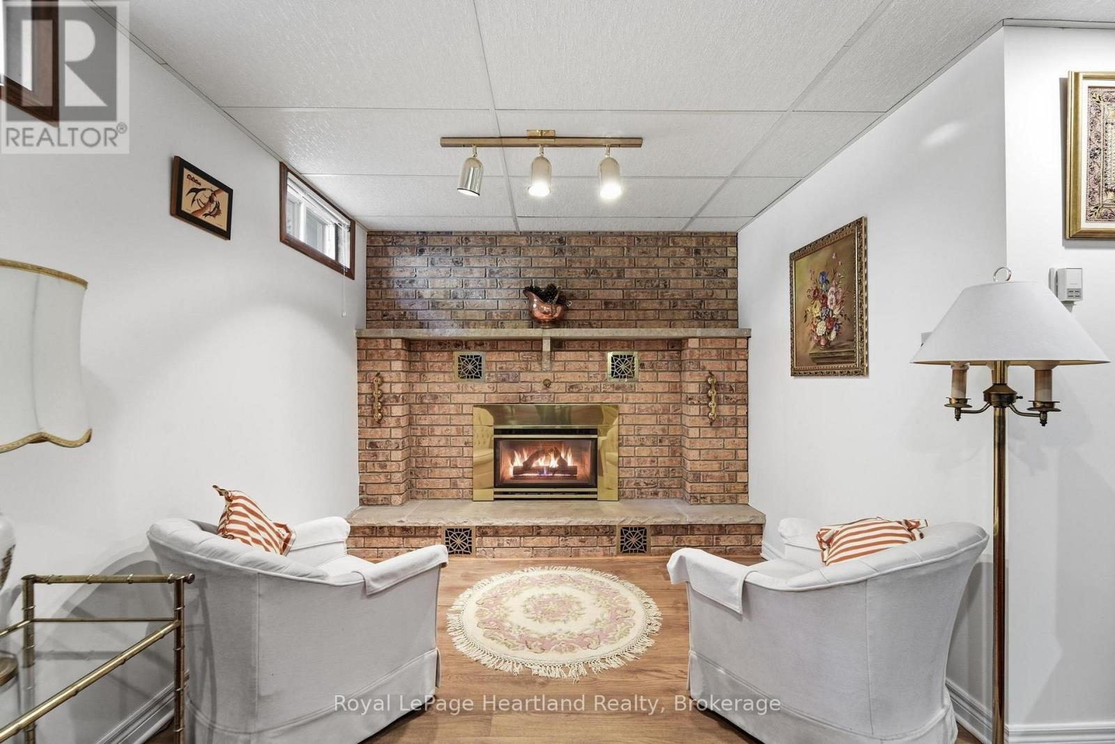 24 Leonard Drive, Goderich (Goderich (Town)), ON - Indoor With Fireplace