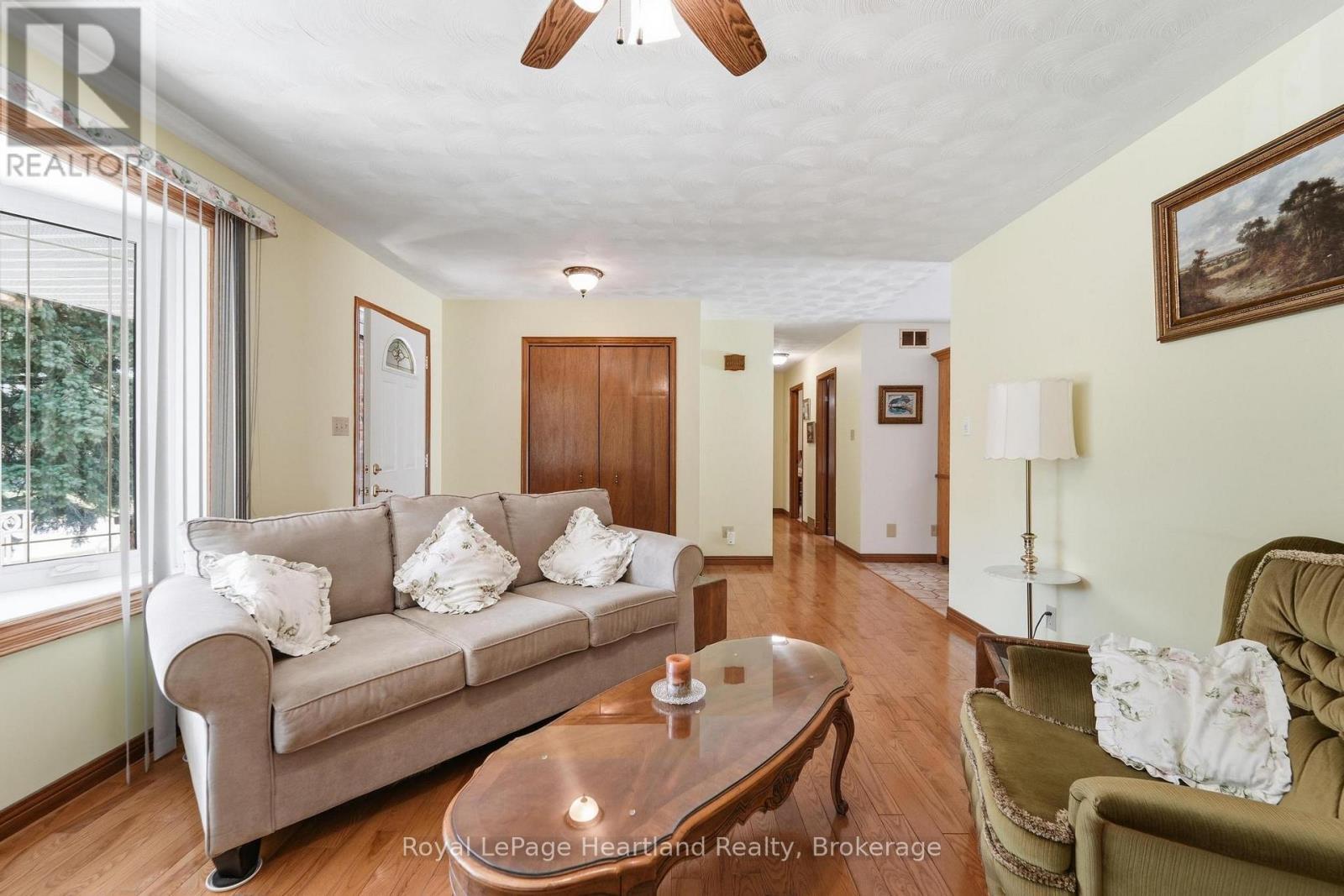 24 Leonard Drive, Goderich (Goderich (Town)), ON - Indoor Photo Showing Living Room