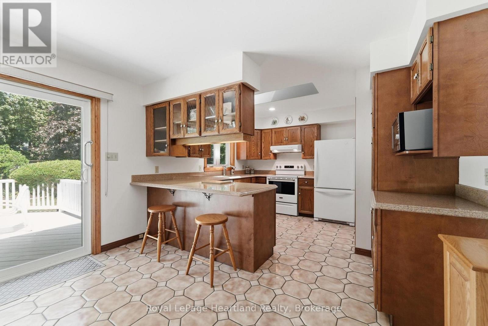 24 Leonard Drive, Goderich (Goderich (Town)), ON - Indoor Photo Showing Kitchen